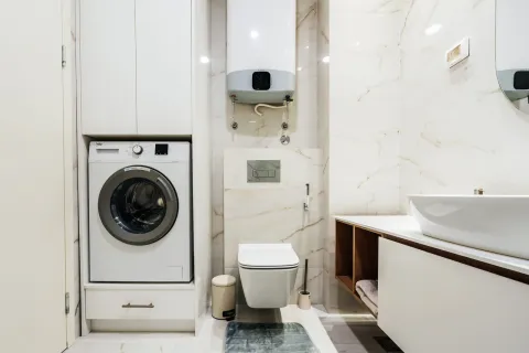 Moderne uređeno kupatilo sa ugradnom veš-mašinom i bojlerom. - image 9