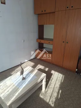 Dnevna soba sa drvenim ormanom i stočićem. - image 6