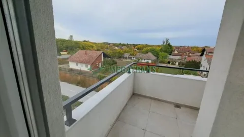 Pogled sa popločane terase na okolno naselje i zelenilo. - image 6