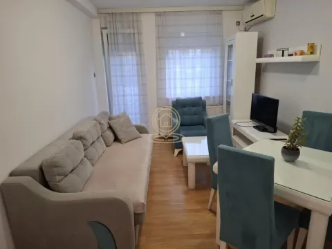 Dnevna soba sa garniturom, TV komodom i trpezarijskim stolom. - image 2