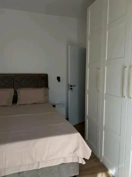Spavaća soba sa bračnim krevetom i bijelim garderoberom. - image 11