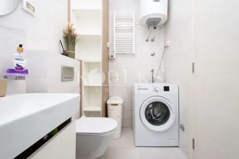 Moderno opremljeno kupatilo sa veš mašinom, umivaonikom i toaletom. - image 8
