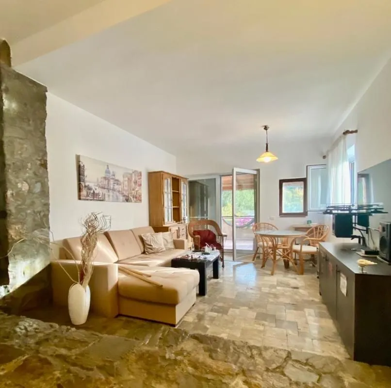 Izdavanje, kuća, 190m², Kruče, Ulcinj