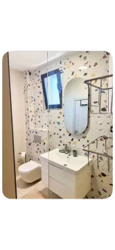 Moderne kupatilo sa umivaonikom, WC šoljom i pločicama sa šarom teraca. - image 5