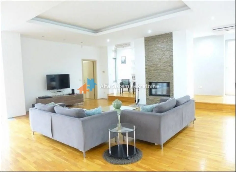 Izdavanje, četvorosoban stan, 250m², Savski Venac, Beograd