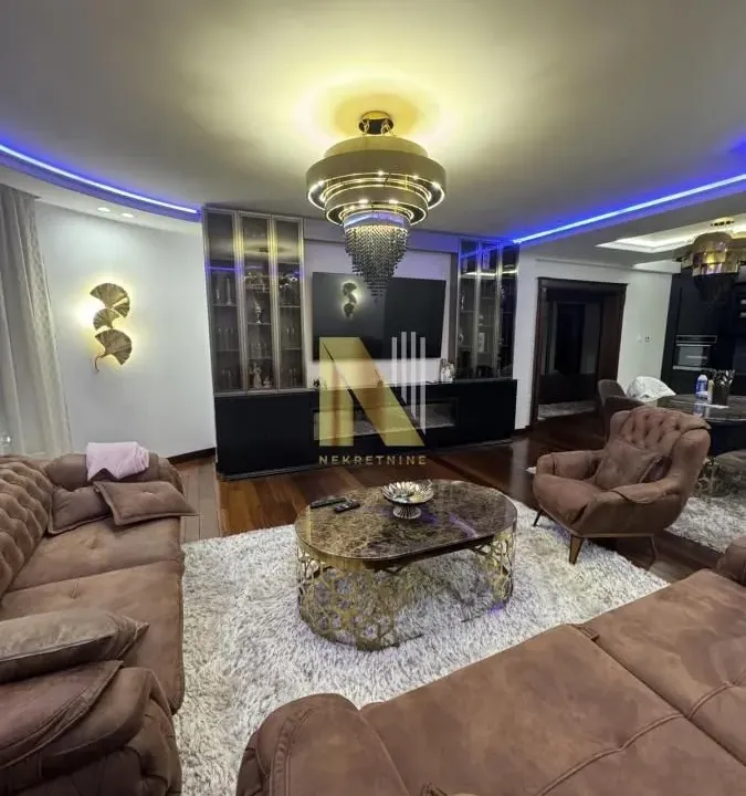 Izdavanje, četvorosoban stan, 116m², Socijalno, Novi Sad Sve Podlokacije