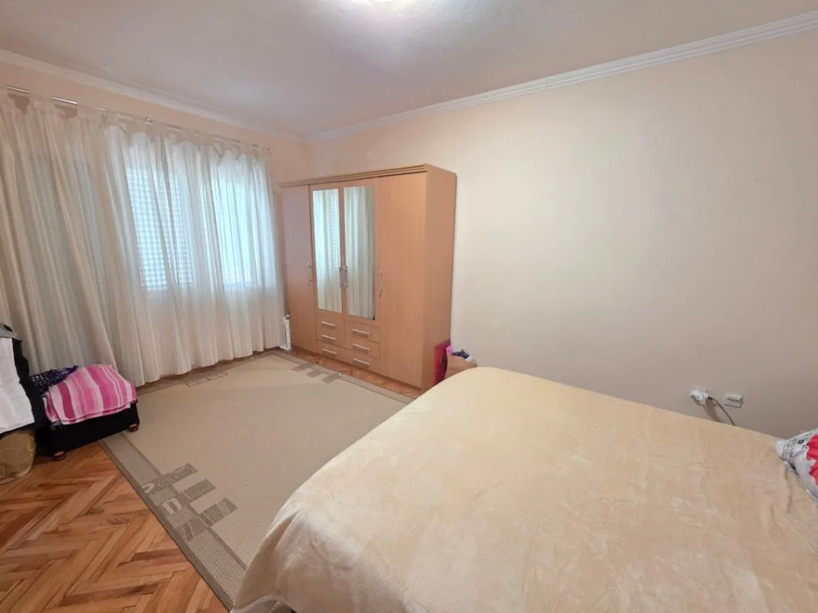 Izdavanje, četvorosoban stan, 140m², Tološi, Podgorica