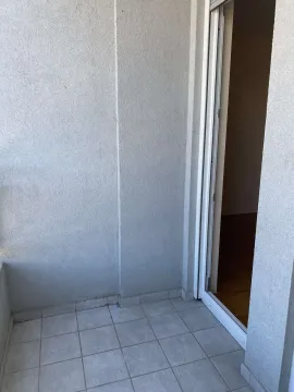 Mali popločani balkon sa ulazom u stan. - image 9