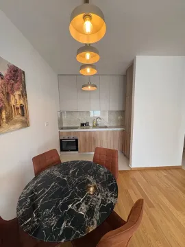 Kuhinja sa trpezarijskim dijelom i modernim lusterima. - image 9