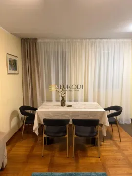 Trpezarija sa stolom i stolicama smeštena uz prozor sa zavesama. - image 13