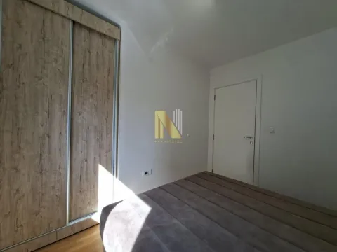 Spavaća soba sa krevetom i ugradnim garderoberom. - image 6