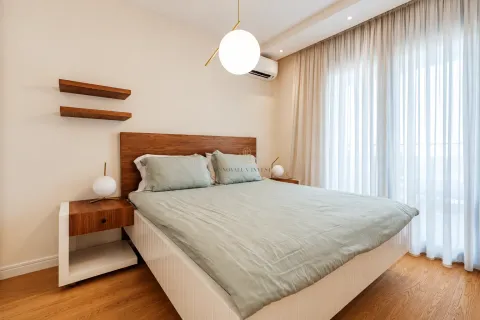 Moderna spavaća soba sa bračnim krevetom, noćnim stočićima i zavjesama. - image 6