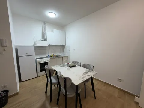 Manja kuhinja sa trpezarijskim stolom i bijelim elementima. - image 4