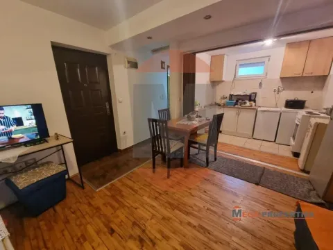 Dnevni boravak sa trpezarijom i kuhinjom u pozadini. - image 2