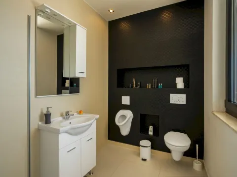 Izdavanje, kuća, 1150m², Krimovica, Kotor - image 41