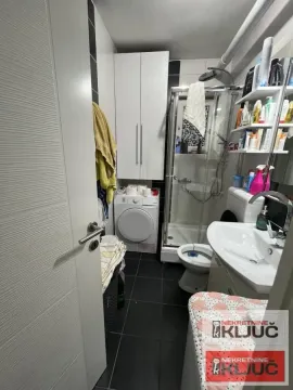 Manje kupatilo sa tuš kabinom, umivaonikom i veš mašinom. - image 9