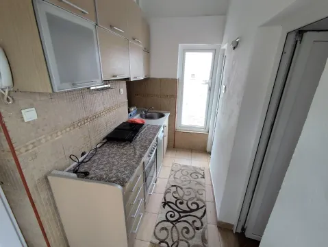 Manja kuhinja sa drvenim elementima i izlazom na terasu. - image 6