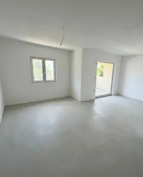 Prazna prostorija u novogradnji sa bijelim zidovima i prozorom. - image 7