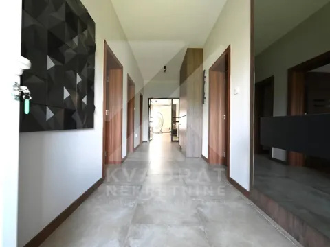 Izdavanje, trosoban stan, 190m², Tološi, Podgorica - image 11