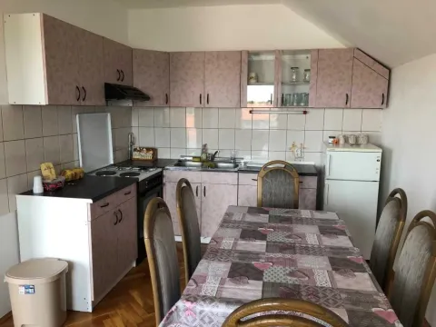 Izdavanje, trosoban stan, 112m², Centar, Inđija - image 5