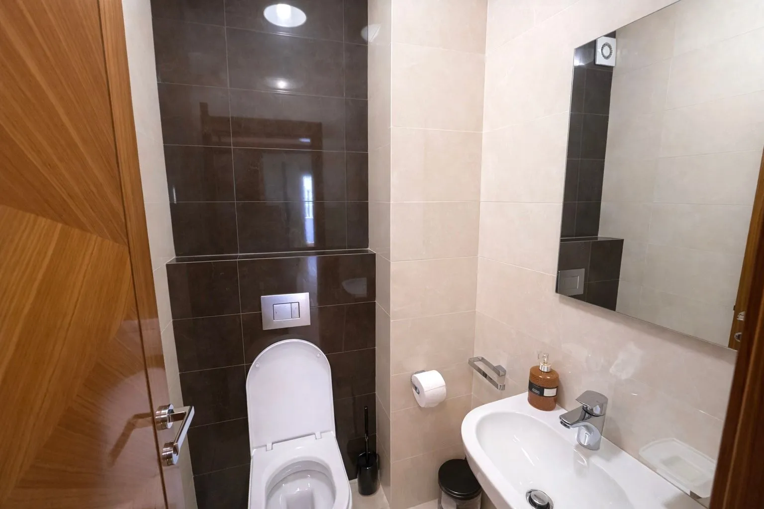 Izdavanje, dvosoban stan, 75m², Centar, Podgorica