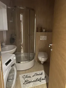 Kupatilo sa tuš kabinom, toaletom i veš mašinom. - image 10