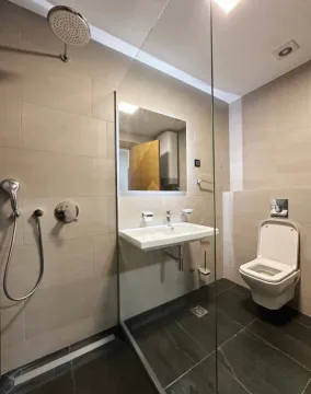 Moderno opremljeno kupatilo sa tuš kabinom i ugradnom sanitarijom. - image 15