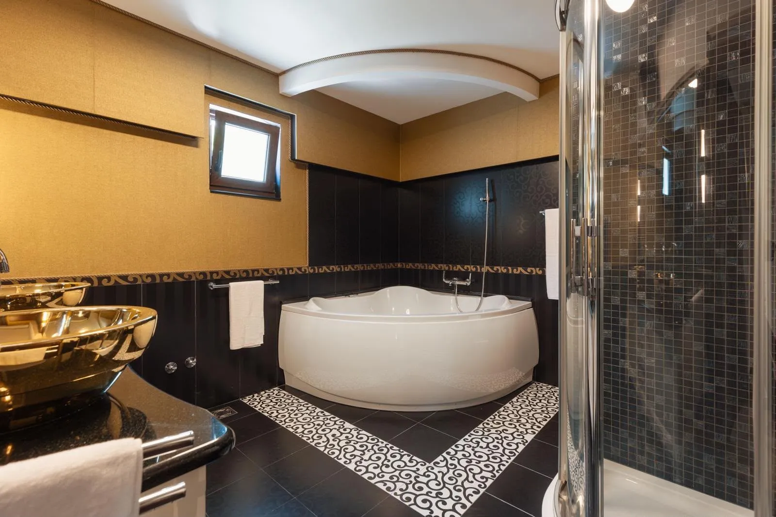 Izdavanje, kuća, 500m², Bonići, Tivat