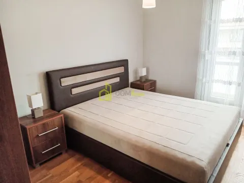 Spavaća soba sa bračnim krevetom i noćnim stočićima. - image 6