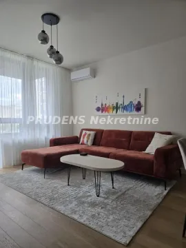 Dnevna soba sa ugaonom garniturom, stočićem i velikim prozorom. - image 6