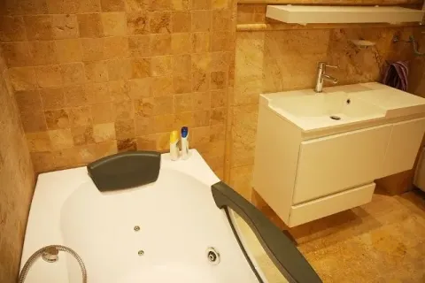 Kupatilo opremljeno kadom sa hidromasažom i umivaonikom. - image 13