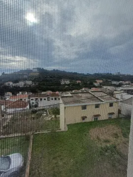 Pogled sa prozora na okolne zgrade i brdo. - image 13