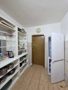 Pomoćna prostorija sa otvorenim policama i frižiderom. - image 11