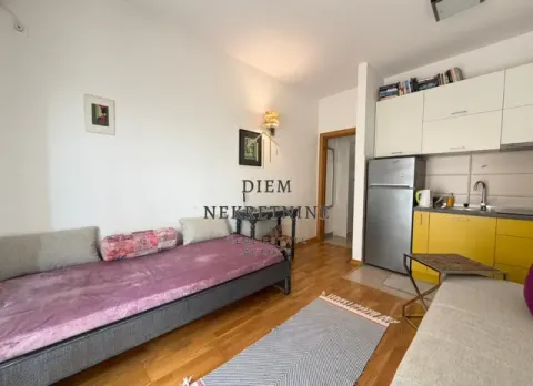 Dnevni boravak sa kaučom i spojenom kuhinjom. - image 4