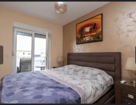 Svijetla spavaća soba sa bračnim krevetom i izlazom na balkon. - image 9