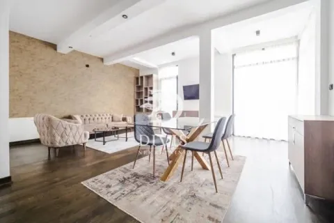 Prostrani dnevni boravak sa trpezarijom i modernim nameštajem. - image 18