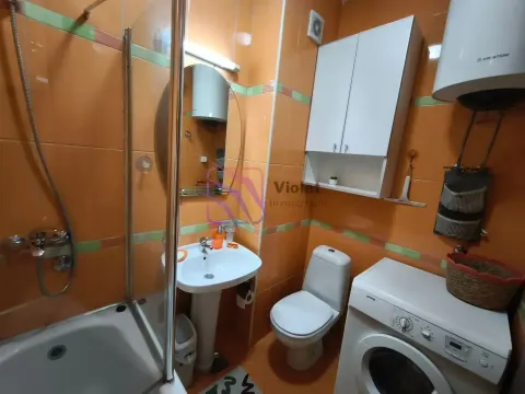 Kupatilo opremljeno tuš kabinom, umivaonikom, toaletom i veš mašinom. - image 16