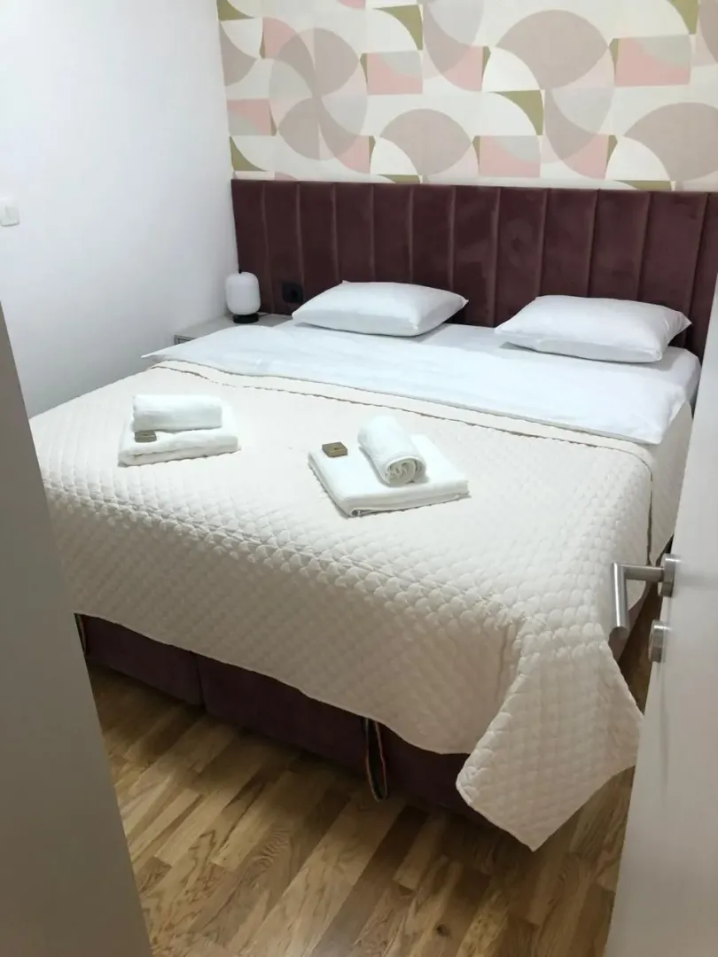Izdavanje, dvosoban stan, 60m², Dobrota, Kotor