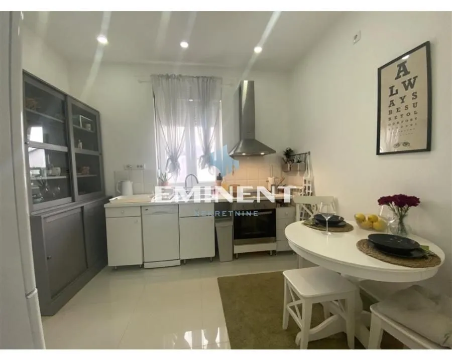 Izdavanje, dvosoban stan, 52m², Senjak, Beograd