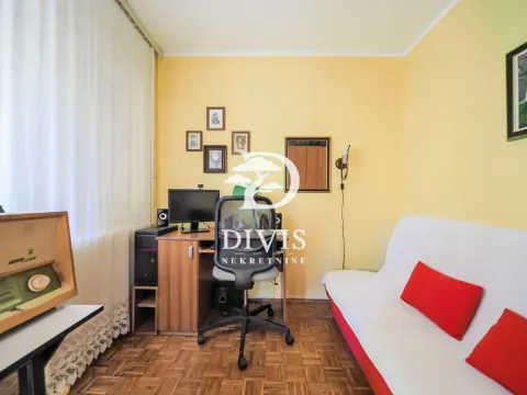 Dnevna soba sa kaučem, pisaćim stolom i računarom. - image 16
