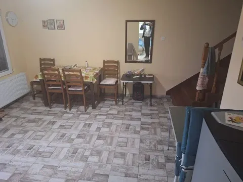 Trpezarija sa stolom, stolicama i stepeništem u uglu prostorije. - image 5