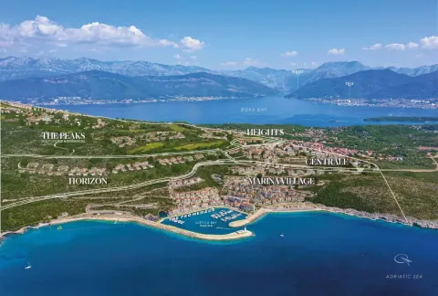 Pogled iz vazduha na obalu sa naseljem i planinskim pejzažem u pozadini. - image 7