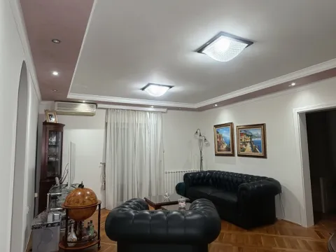 Izdavanje, četvorosoban stan, 120m², Škaljari, Kotor - image 1