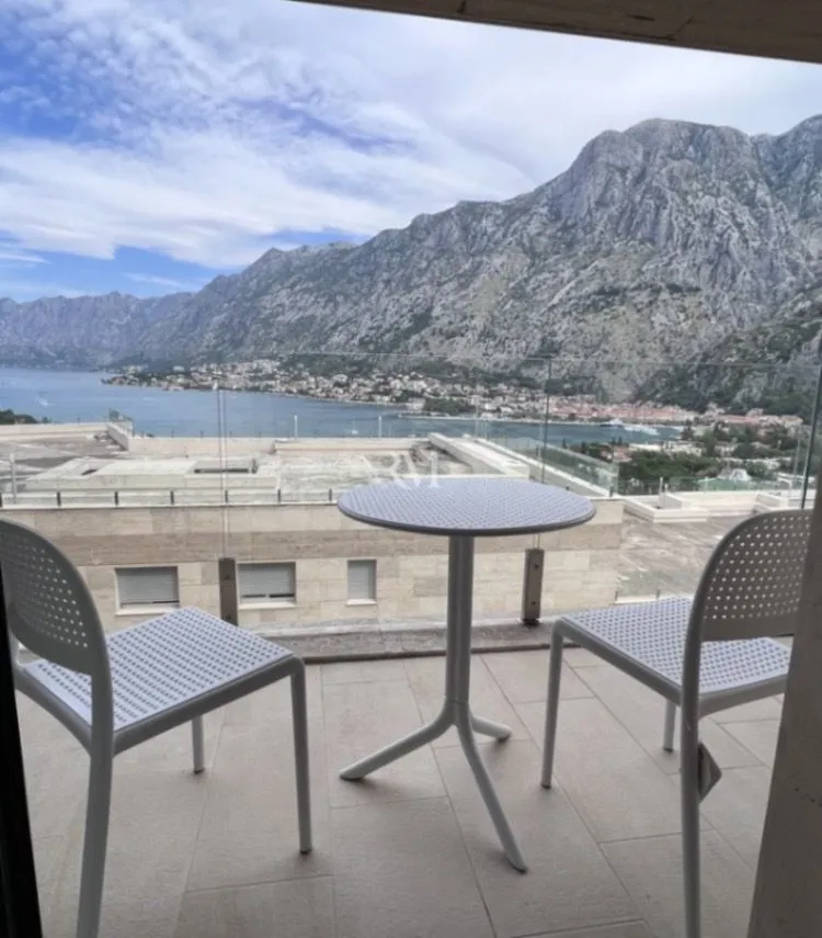 Izdavanje, četvorosoban stan, 260m², Škaljari, Kotor
