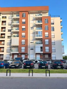 Fasada stambene zgrade sa parkiranim automobilima ispred. - image 6