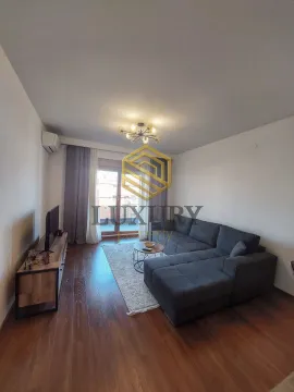Dnevna soba sa garniturom, TV komodom i izlazom na terasu. - image 9