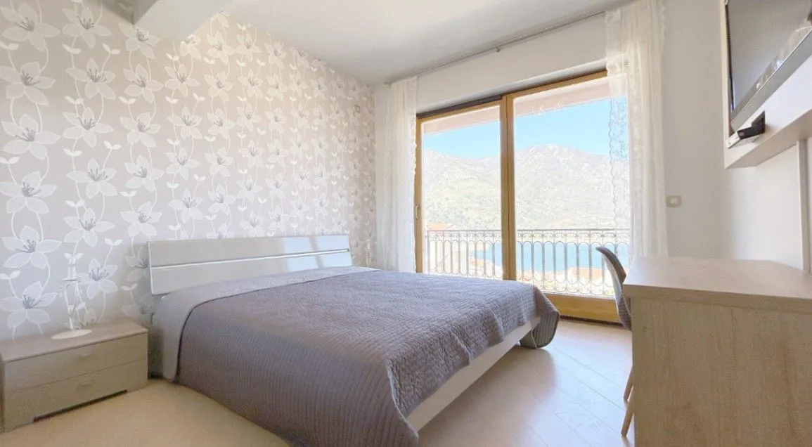 Prodaja, dvosoban stan, 106m², Dobrota, Kotor