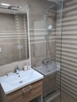 Moderno kupatilo sa tuš kabinom. - image 4