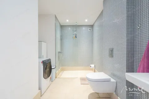 Moderne kupatilo sa tuš kabinom, toaletom i veš mašinom. - image 12