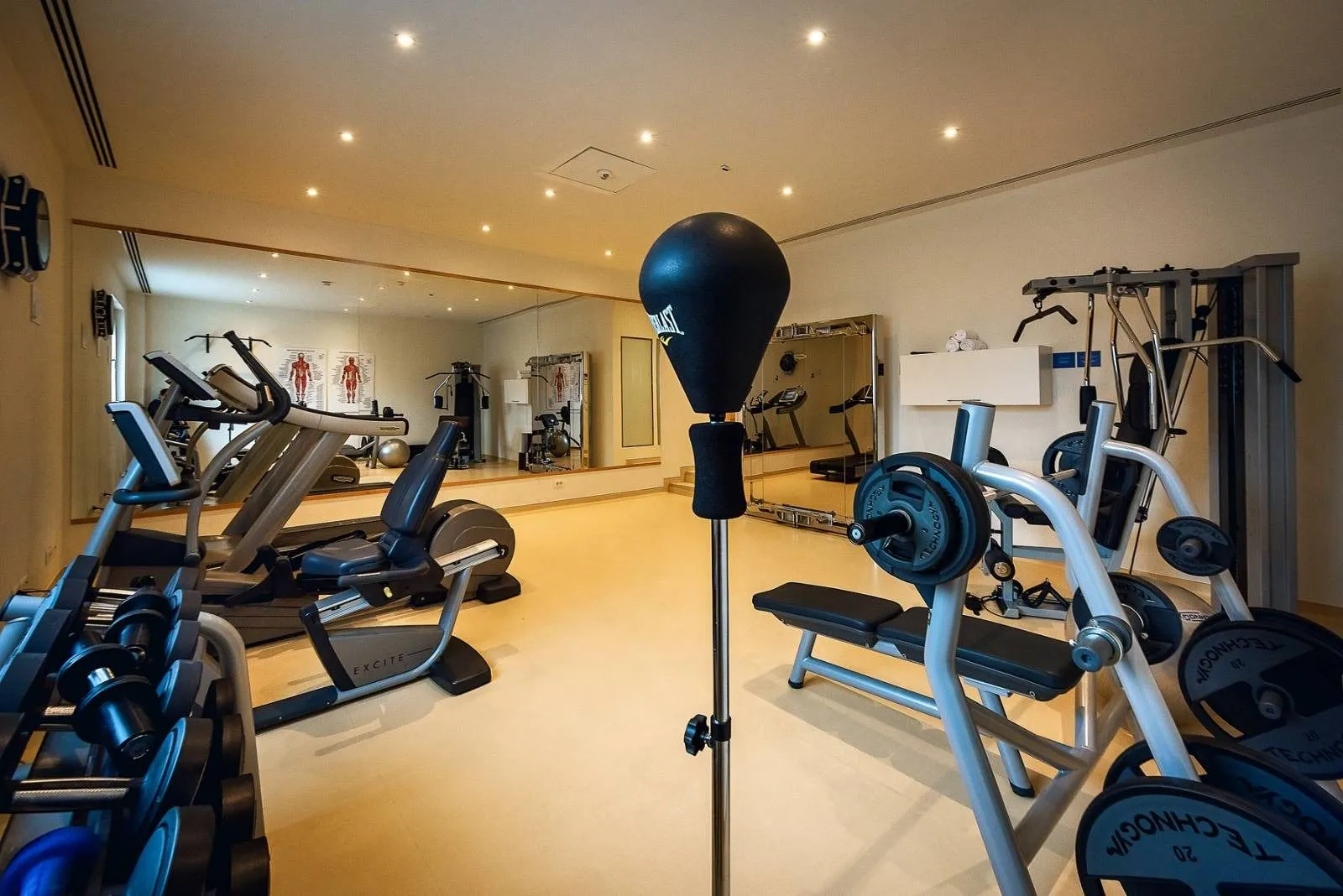 Izdavanje, trosoban stan, 223m², Porto Montenegro, Tivat
